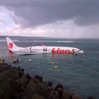 Lion Air jatuh Ke Laut di Bandara Ngurah Rai